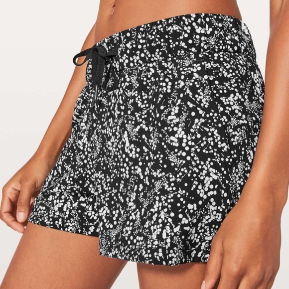 Lululemon On The Fly Short 2.5" Chirasu Black - Picture 4 of 15